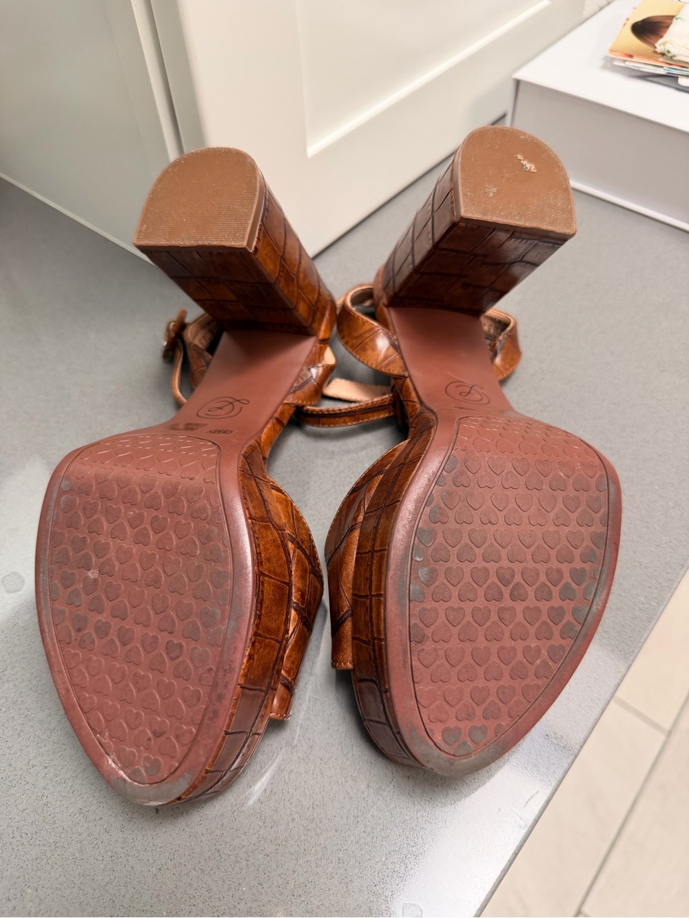Chinese Laundry Croc-Embossed Tan Platform Sandals - Picture 7 of 7